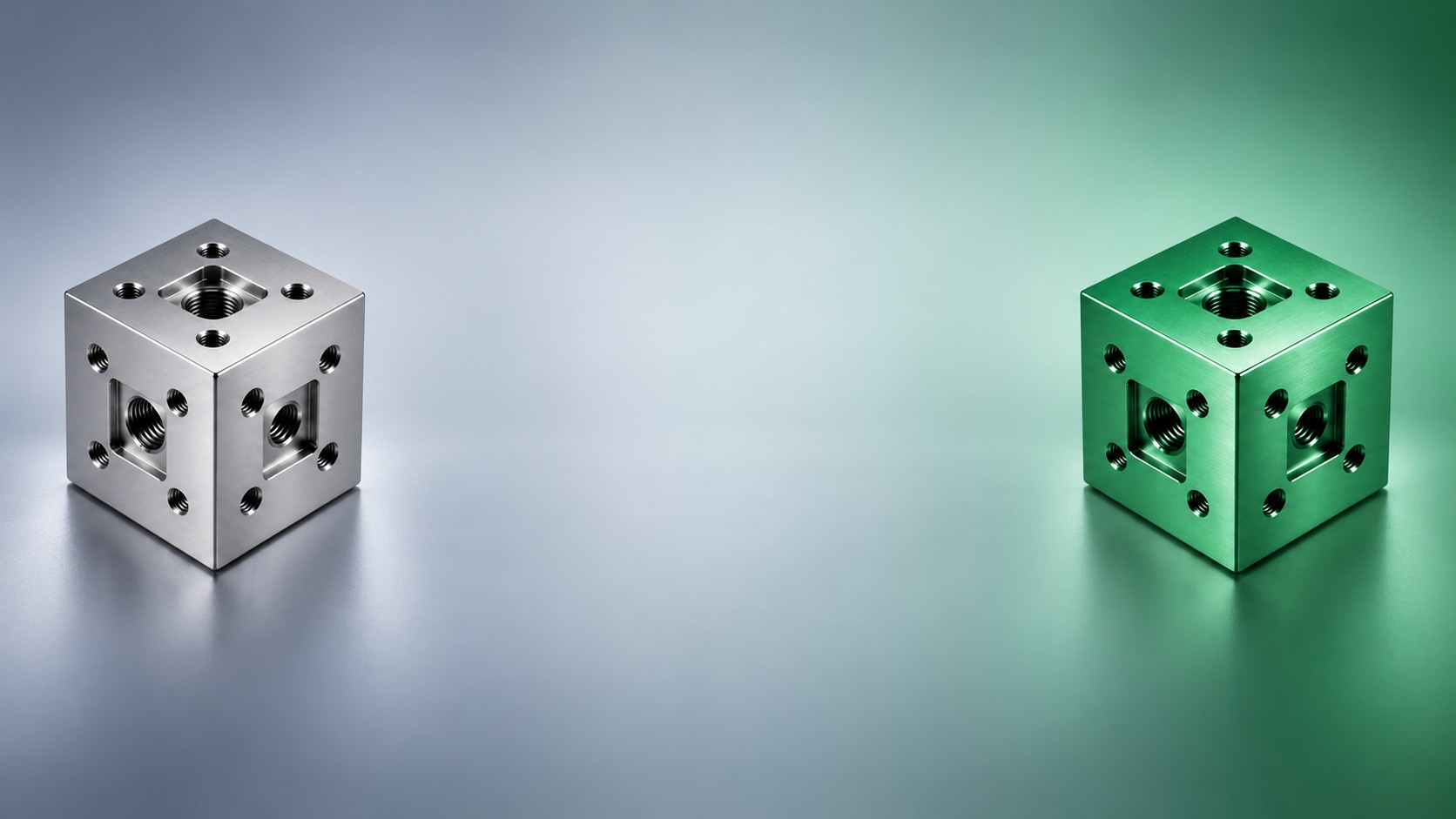 Der Würfel, der patentierte Verbindungsknoten des Pacarada Modulbausystems, in Stahl und in Grün