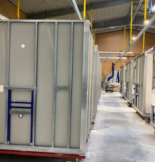 Badmodul in der Fertigung mit vorbereiteten Sanitäranschlüssen