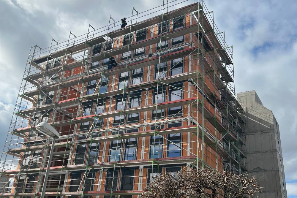 Conversion of an office building into homes in Darmstadt using modular construction, building in scaffolding